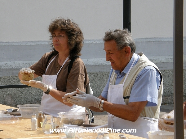 Creazione delle palline ovvero dei canederli - AgriCulture 2009 - Baselga di Pine'
