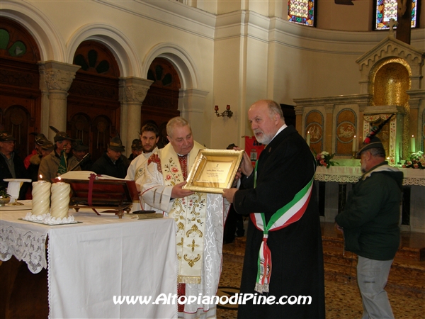 Consegna di una targa da parte del Comune di Baselga di Piné 