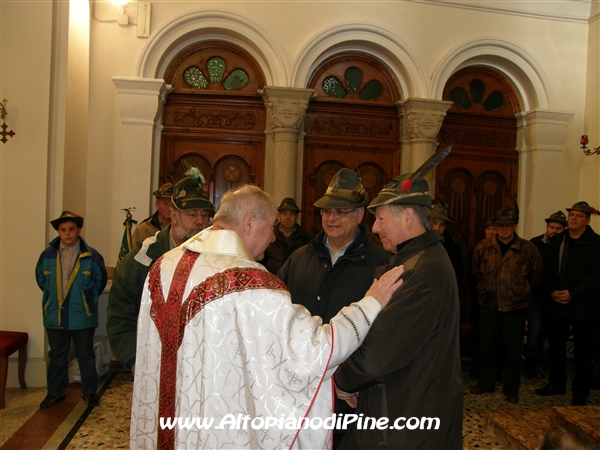 Saluto e consegna del galiardetto e di alcuni doni da parte degli Alpini di Baselga
