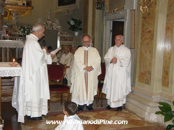 La consegna della sede  presidenziale al parroco e al rettore del Santuario