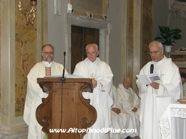 La consegna dell'Ambone dove i     due sacerdoti annunceranno la parola del Signore