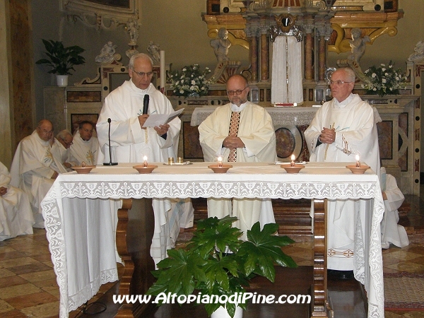 La consegna dell'altare dove verrá  celebrata l'Eucarestia