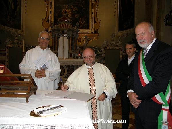La firma del decreto di affidamento della cura pastorale da parte del nuovo parroco don Stefano Volani
