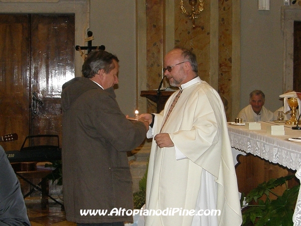 La consegna di 5 candele a 5 rappresentanti delle parrocchie affidate a don Stefano Volani