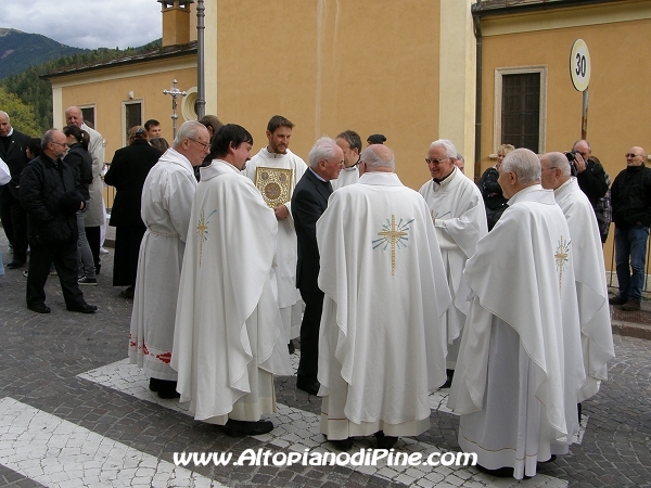 Il saluto dei sacerdoti al nuovo rettore del Santuario e al nuovo parroco di Montagnaga