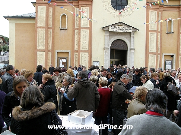 La festa nel piazzale antistante la     chiesa