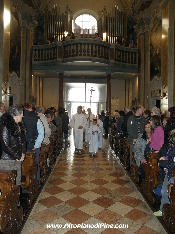 L'ingresso in chiesa dei due sacerdoti e in alto il coro che ha accompagnato la S.Messa
