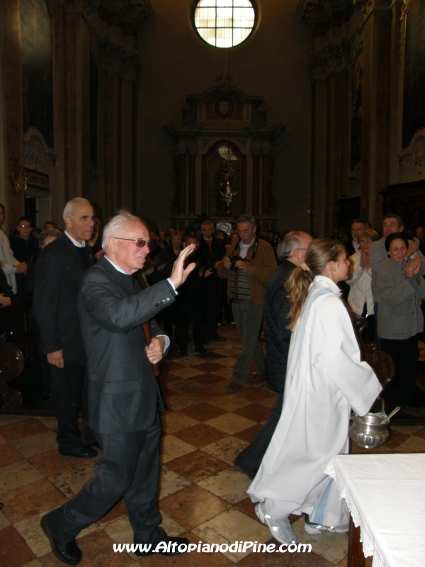 don Giuseppe Seppi in primo piano, preceduto da don Stefano volani e seguito dal decano don Guido Corradini