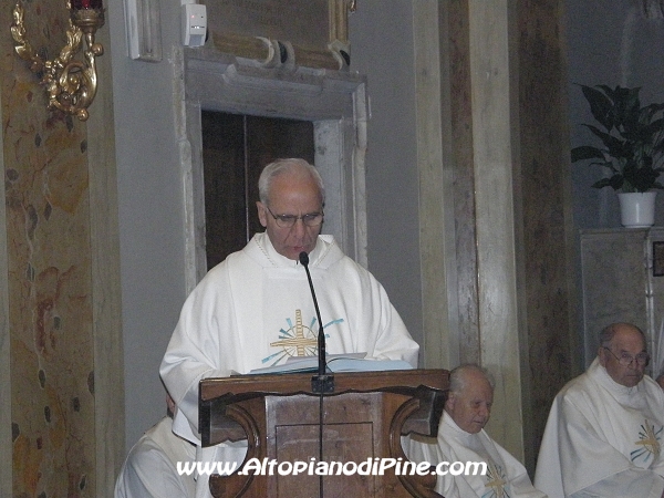 Il decano don Guido Corradini da inizio alla cerimonia di consegna del Santuario e della Parrocchia