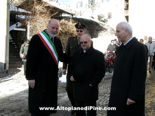 Il Sindaco, il Comandante dei Vigili del Fuoco Volontari, Don Stefano Volani, il decano Don Guido Corradini