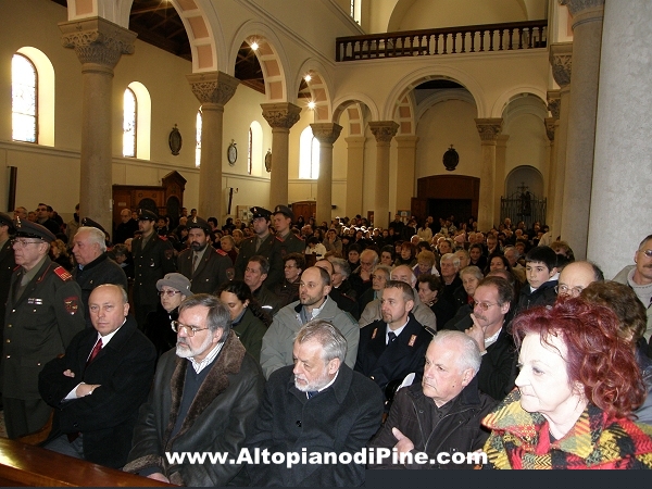 Le autoritá in primo piano e la numerosa gente presente in chiesa