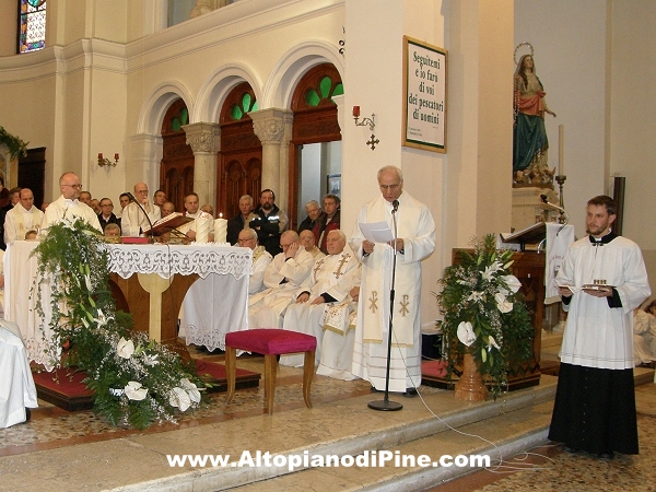 Il decano di Pine'-Civezzano don Guido Corradini (su delega dell'arcivescovo) conferisce il mandato al nuovo parroco