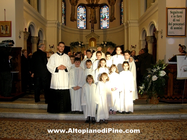 Il diacono Don Gabriele con i chierichetti 