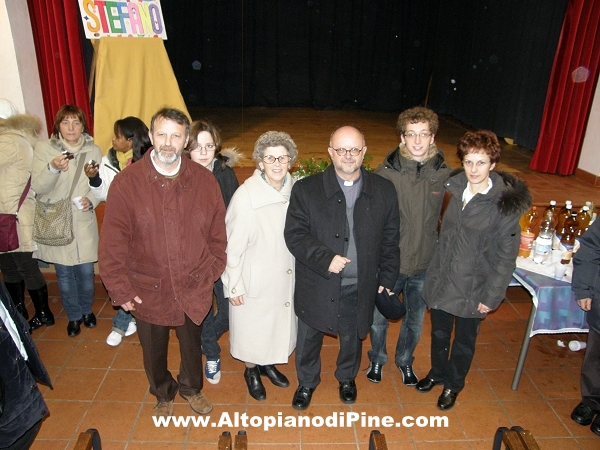 Foto di gruppo dei parenti (zia, fratello e sorella e nipoti) di Don Stefano Volani