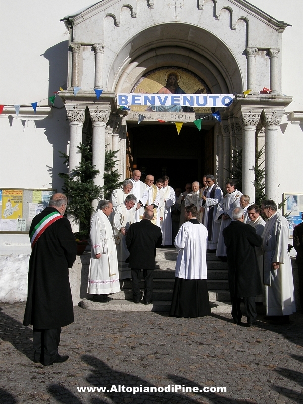 Il benvenuto sulle scale della Chiesa S. Maria Assunta di Baselga