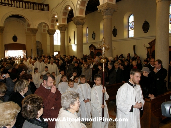 Gabriele Bernardi (diacono che nel 2009 verrá ordinato sacerdote) guida l'ingresso in chiesa