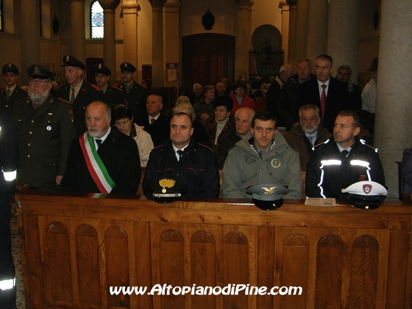 Le autoritá, i Vigili del Fuoco e la gente presente alla S.Messa