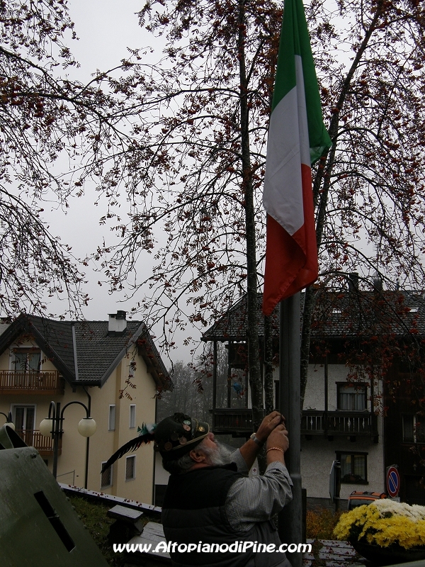 Alzabandiera in onore dei Caduti