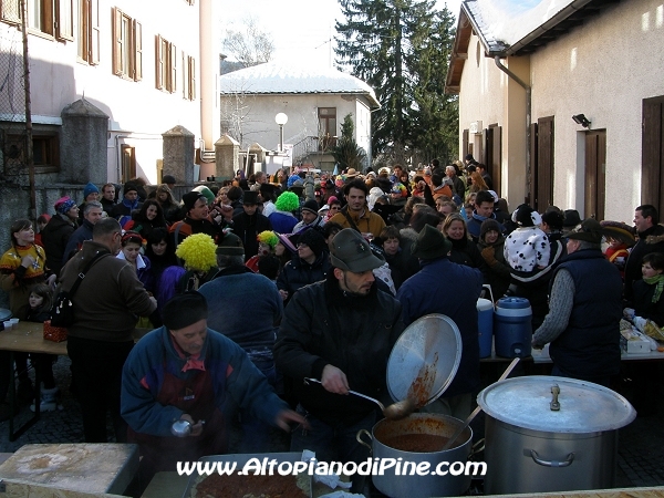 Pasta al ragout, the caldo e vin brullè preparato e distribuito dagli Alpini - Carnevale 2009 
