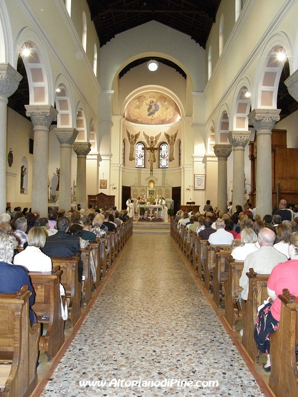 La chiesa piena di gente che ha voluto cosí dimostrare la vicinanza a don Gabriele