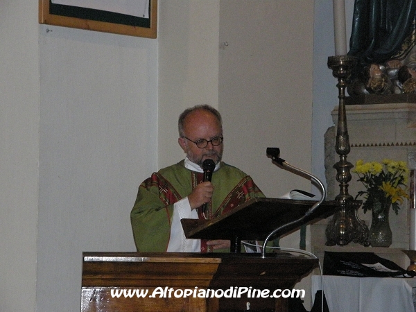 Don Stefano, parroco di Pine', saluta don Gabriele 