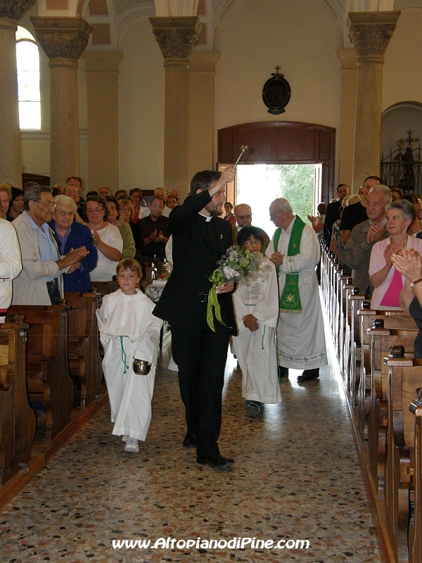 L'ingresso in chiesa di don Gabriele Bernardi (accolto da applausi)