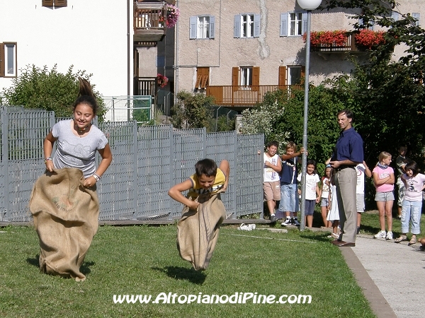 Sagra Avis di Bedollo 2009 - giochi per bambini - corsa coi sacchi