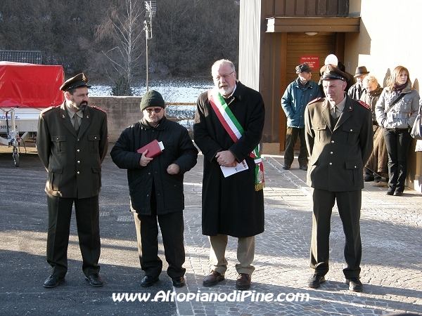 Il comandante dei VVF di Baselga, don Stefano, il Sindaco di Baselga e il vicecomandante dei VVF di Baselga