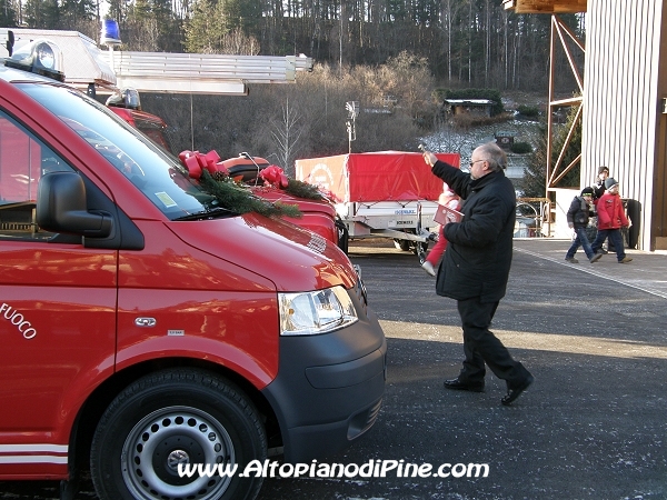 Don Stefano Volani benedisce i due nuovi mezzi in dotazione ai Vigili del Fuoco Volontari di Baselga di Pine'
