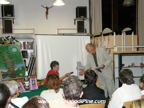 Il Sindaco di Baselga di Piné regala un DVD all'autrice del libro