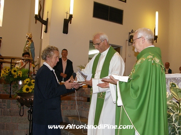 I rappresentanti delle parrocchie consegnano le chiavi delle chiese al parroco