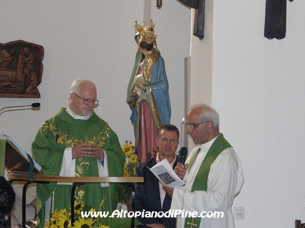 Consegna dell'Ambone (dedicato alla lettura della parola di Dio) al nuovo parroco