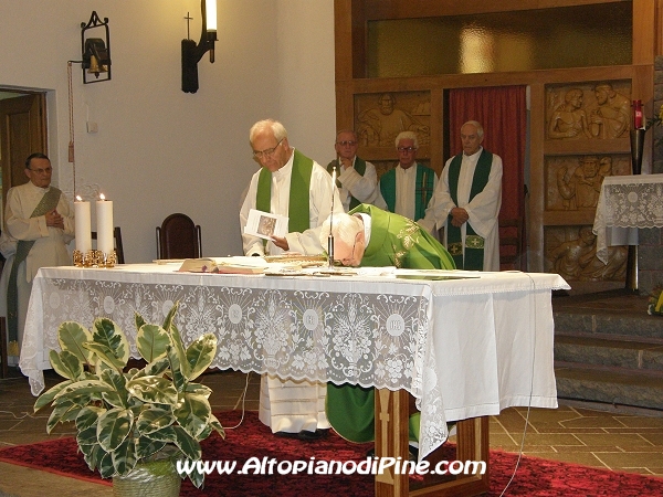 Consegna dell'altare al nuovo parroco