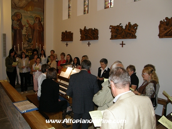 Il coro che ha accompagnato con i canti la celebrazione