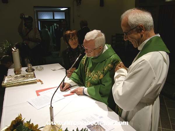 La firma di presa in carico delle quattro parrochie di Bedollo, Piazze, Brusago-Valcava e Regnanaga