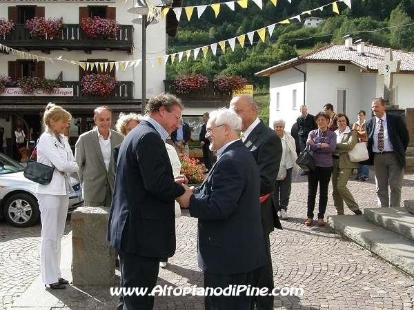 Don Giorgio saluta alcuni amici (in questo caso il sindaco di Trento Andreatta)
