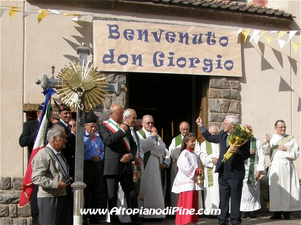 La benedizione della gente da parte di don Giorgio Garbari