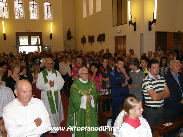 L'ingresso del nuovo parroco don Giorgio nella chiesa della parrochia di Brusago