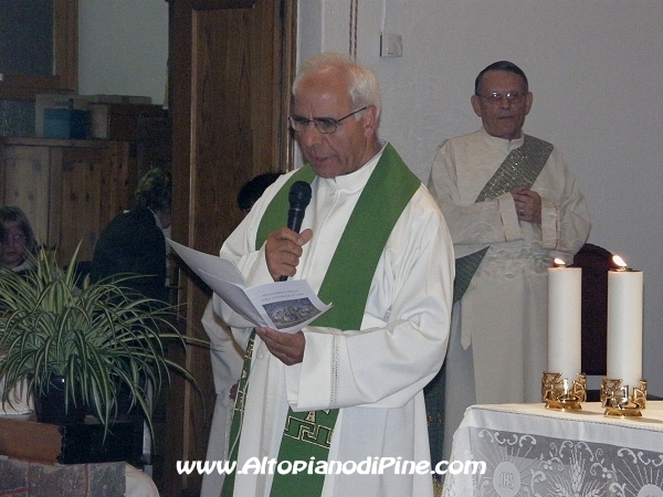 Il decano di Civezzano-Piné saluta don Giorgio e da inizio alla cerimonia di consegna delle parrocchie