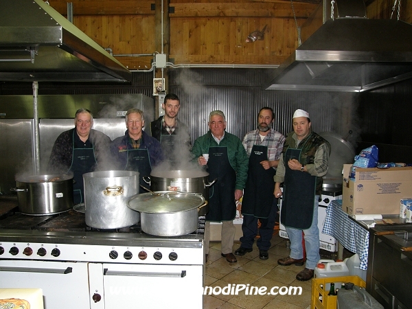 Volontari al lavoro in cucina - Carneval Bedolero 2009