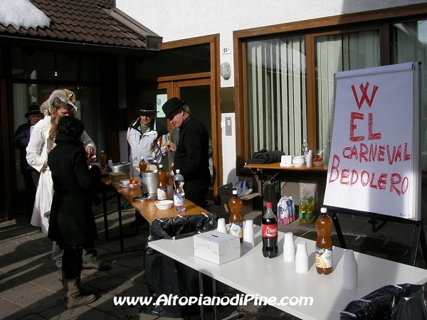 La distribuzione della bibite - Carneval Bedolero 2009