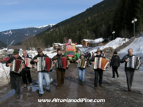 I fisarmonicisti che hanno aperto il Carneval Bedolero 2009