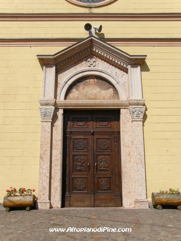 Portone di ingresso della chiesa di San Rocco 
