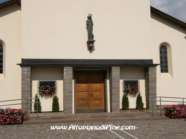 Il portone di ingresso della Chiesa di Sant'Antonio a Rizzolaga 