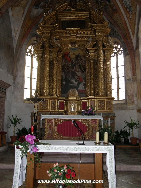 Altare maggiore - opera dell'artista Pozzi XVII secolo