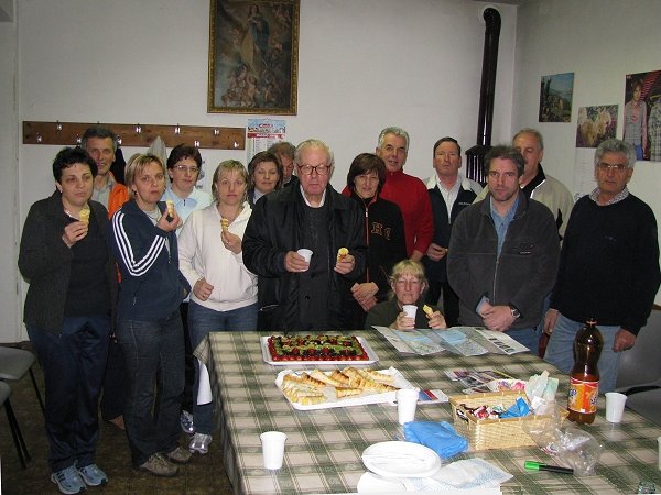 Don Giovanni Avi ed il Coro Santa Giuliana di Sternigo - foto Bruno Ioriatti