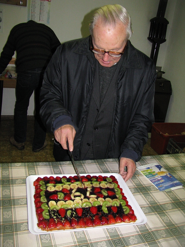 Il taglio della torta da parte di don Giovanni Avi - foto Bruno Ioriatti