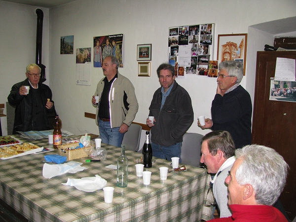 La gente che festeggia don Giovanni Avi - foto Bruno Ioriatti
