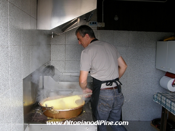 La preparazione della polenta - pranzo odierno della Baita Alpina