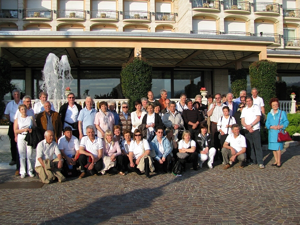 Foto di gruppo davanti all'hotel - foto Bruno Ioriatti